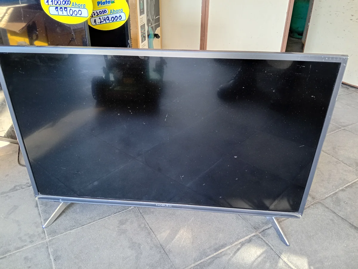 Foto 2 de Televisor Led Smart De 32 '' Marca Noblex Modelo No Tiene Con Control Usado En Buen Estado Acc Par De Patitas