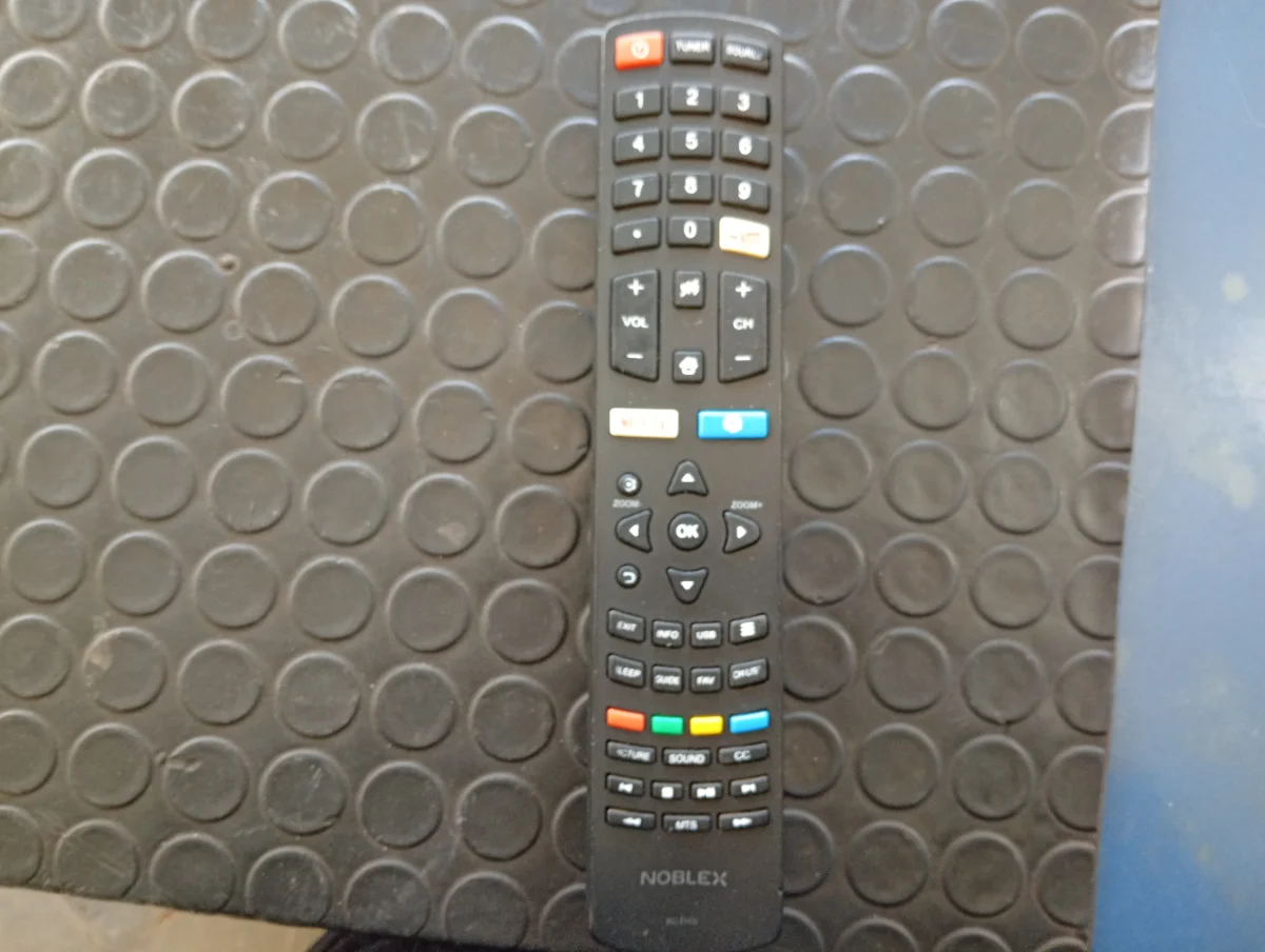 Foto 3 de Televisor Led Smart De 32 '' Marca Noblex Modelo No Tiene Con Control Usado En Buen Estado Acc Par De Patitas