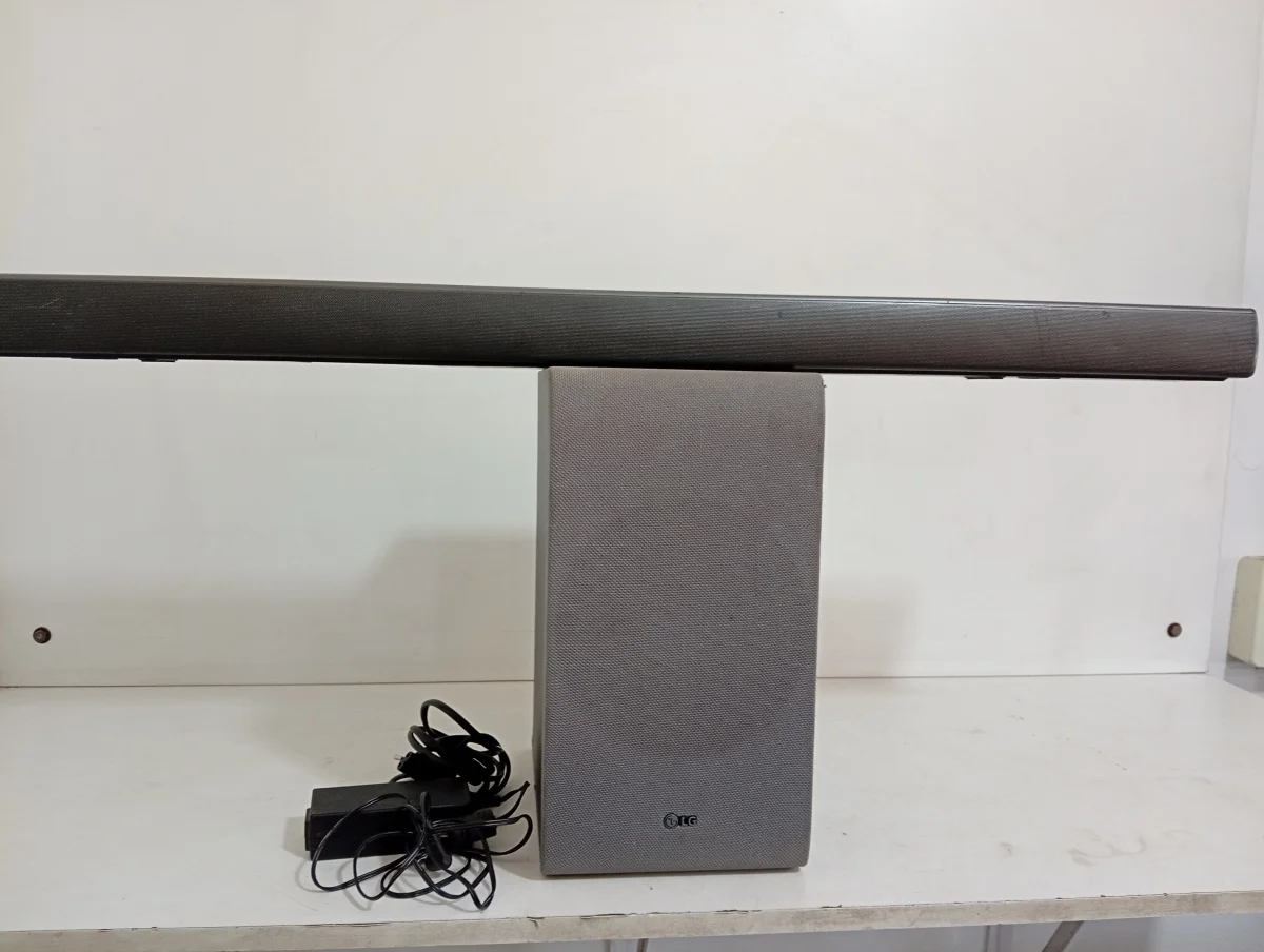 Foto 2 de Barra De Sonido Marca Lg Modelo Sj5 Usado En Buen Estado Con No Tiene Acc Cable PowerSubwooferCable Power Con Transformador