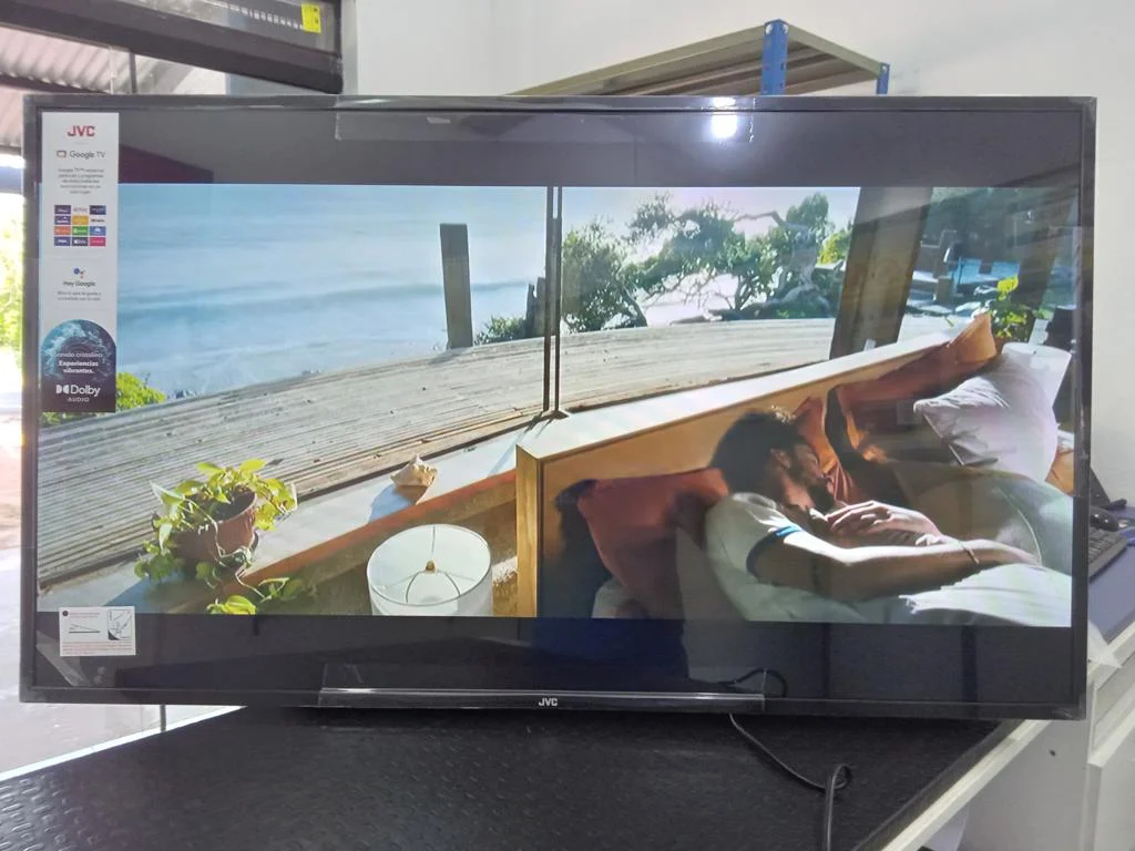 Televisor Led Smart De 43 '' Marca Jvc Modelo Lt-43km348 Con Control Nuevo Sin Uso Acc Con 2 PatitasPilaTornilloUsbWifiLanHdmi