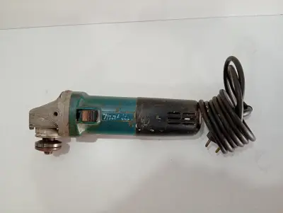 Pulidora Marca Makita Modelo 9557hn Tamaño Chico Usado En Buen Estado Acc No Tiene