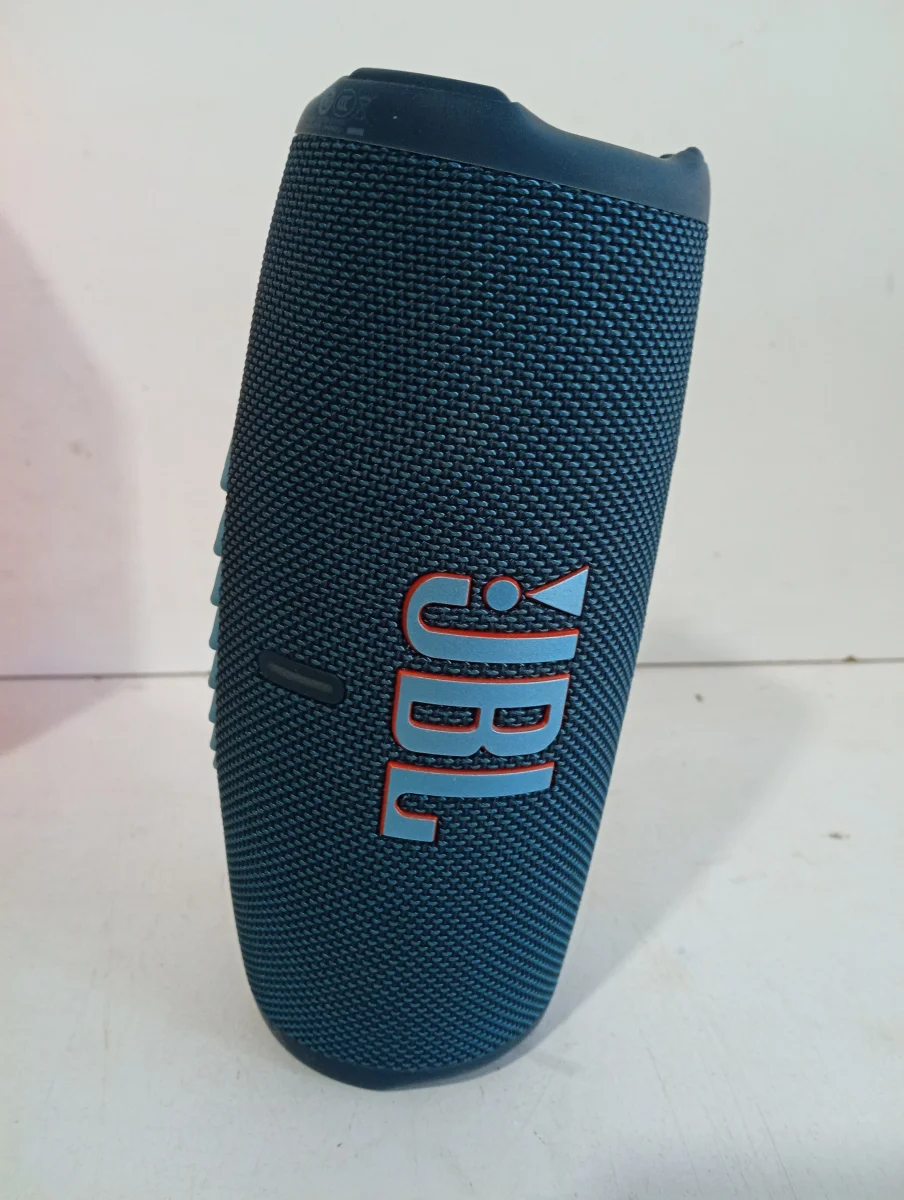 Foto 2 de Speaker Potencia Watts No Tiene Marca Jbl Sin Control Modelo Charge5 Usado En Buen Estado Con Caja Acc No Tiene