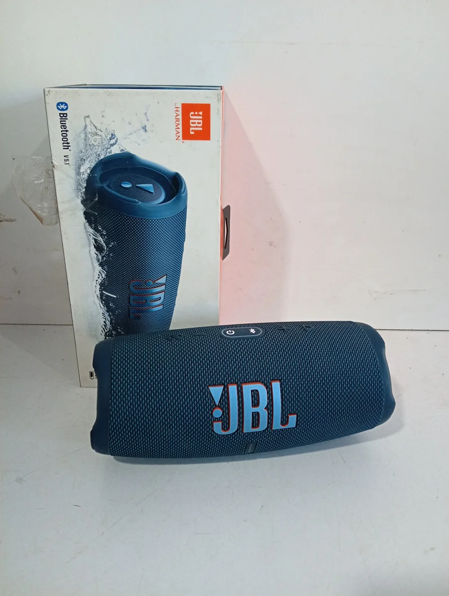 Foto 3 de Speaker Potencia Watts No Tiene Marca Jbl Sin Control Modelo Charge5 Usado En Buen Estado Con Caja Acc No Tiene