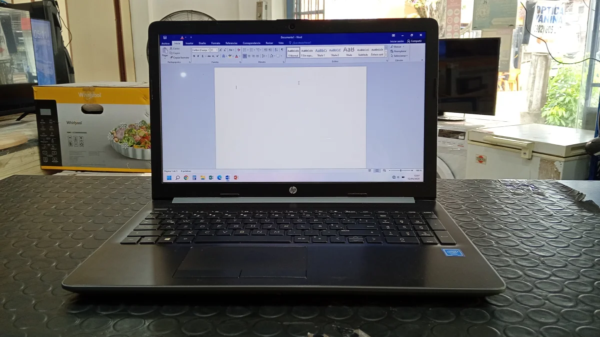 Notebook Marca Hp Modelo 15da0001 Procesador Celeron Memoria Ram 4 Gb Disco Duro 500 Gb Generacion No Tiene Acc Con Estuche Negro