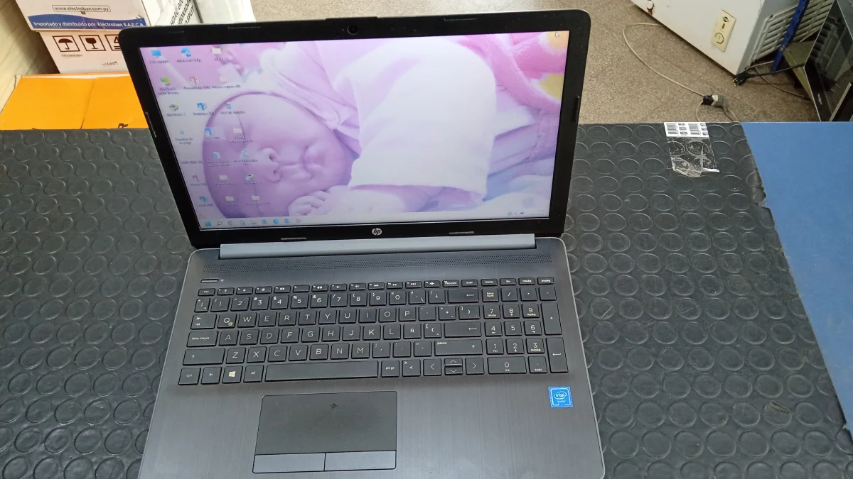 Foto 2 de Notebook Marca Hp Modelo 15da0001 Procesador Celeron Memoria Ram 4 Gb Disco Duro 500 Gb Generacion No Tiene Acc Con Estuche Negro