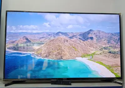Televisor Led Smart De 43 '' Marca Samsung Modelo Un43t5202ag Con Control Usado En Buen Estado Acc 2 PatitasCable Power