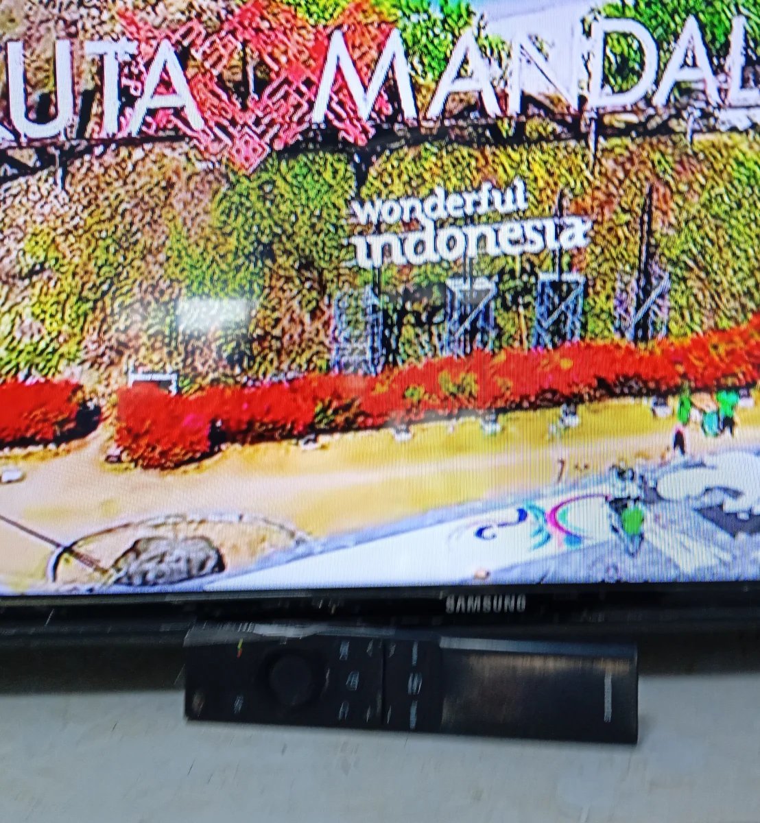 Foto 3 de Televisor Led Smart De 43 '' Marca Samsung Modelo Un43t5202ag Con Control Usado En Buen Estado Acc 2 PatitasCable Power