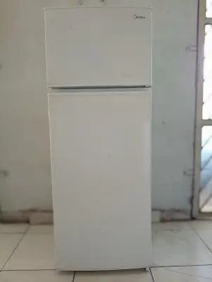 Heladera Marca Midea Modelo Hd-273 Usado En Buen Estado Litros : 300 Acc: 2 Bandejas De Vidrio 3 Porta Botellas Verdulera Sin Tapa