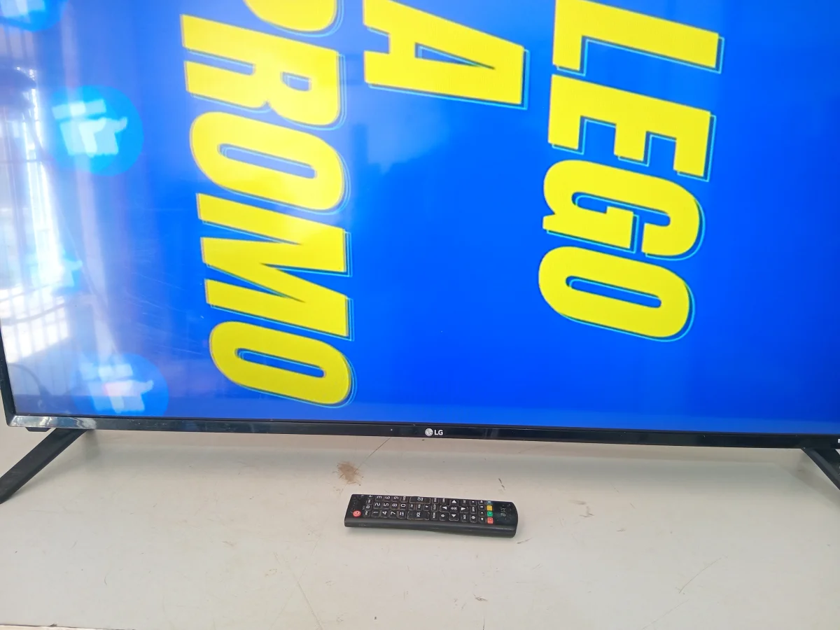 Foto 2 de Televisor Led Convencional De 43 '' Marca Lg Modelo 43lj500 Usado En Buen Estado Con Control Sin Caja Acc Control Par De PatitasCable Corriente