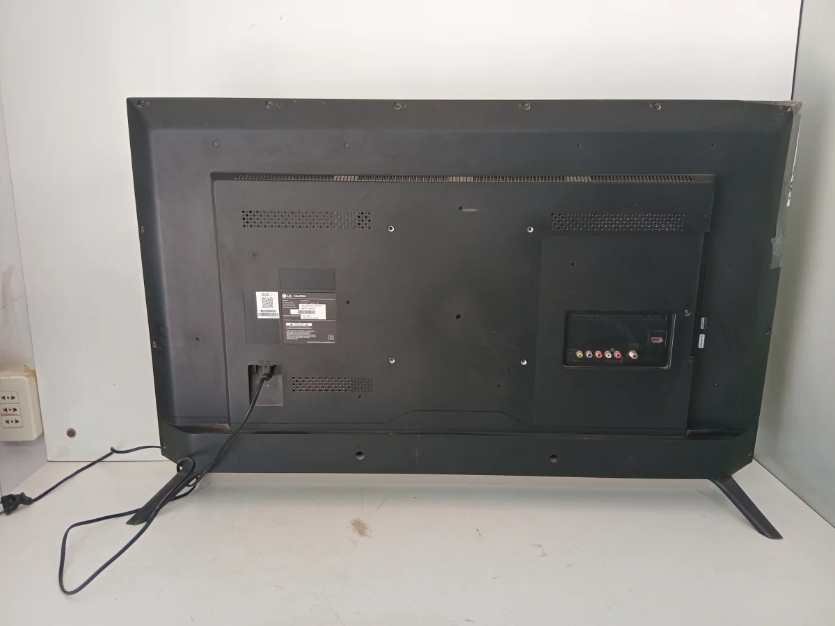 Foto 3 de Televisor Led Convencional De 43 '' Marca Lg Modelo 43lj500 Usado En Buen Estado Con Control Sin Caja Acc Control Par De PatitasCable Corriente