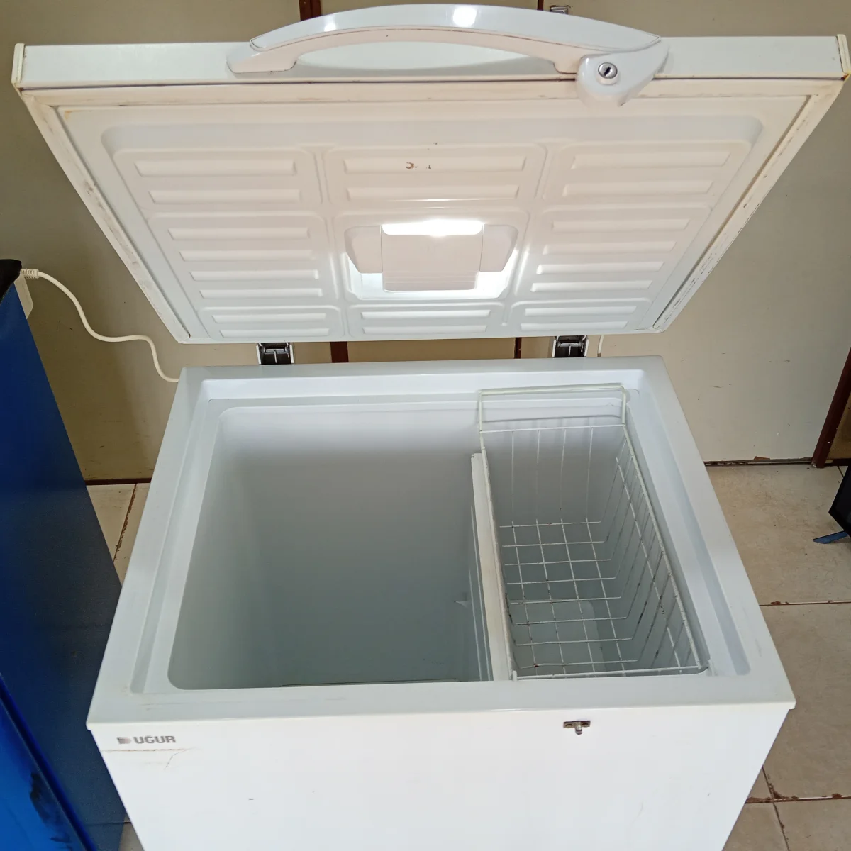 Foto 2 de Congeladora / Frezzer Marca Ugur Litros 191 Modelo Udd260bk Usado En Buen Estado Acc C/ Divisoria Y Canasto