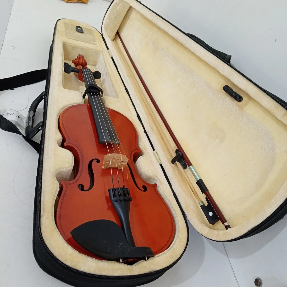Foto 2 de Violin Marca Lark Modelo No Tiene Usado En Buen Estado Acc Con Vara De Ejecución Y Piedra