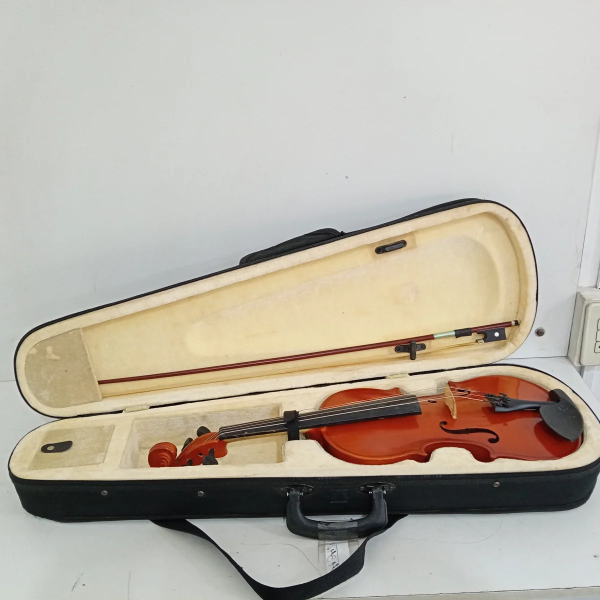 Foto 3 de Violin Marca Lark Modelo No Tiene Usado En Buen Estado Acc Con Vara De Ejecución Y Piedra