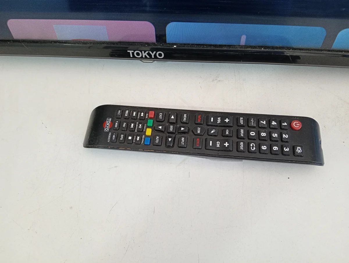 Foto 3 de Televisor Led Smart De 43 '' Marca Tokyo Modelo Tokh43sam Con Control Usado En Buen Estado Acc Dos Patitas