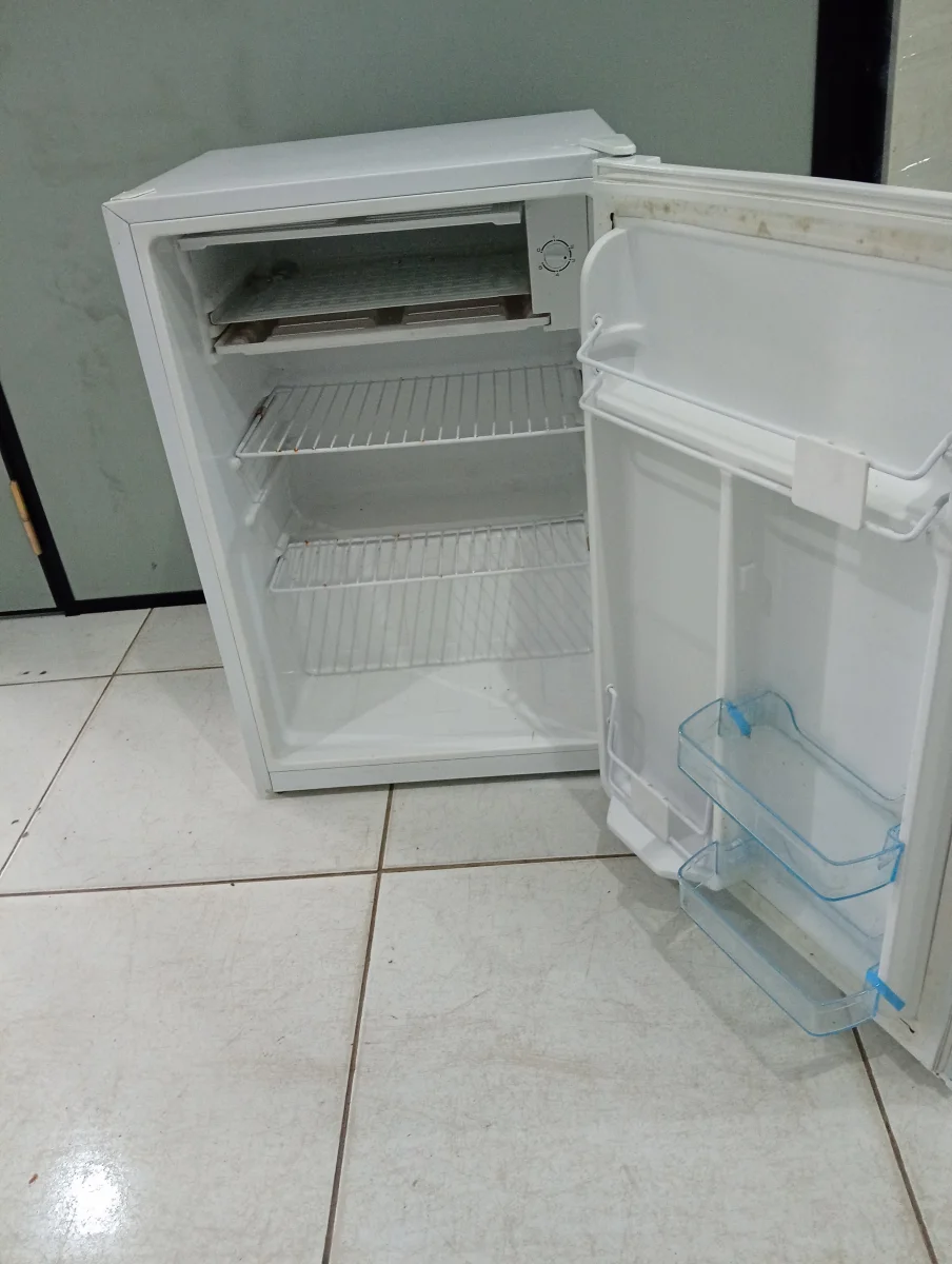 Foto 2 de Frigobar Marca Tokyo Litros 76 Modelo Hetokkh9 Usado En Buen Estado Con Porta Vaso Acc Porta VasoParrilla