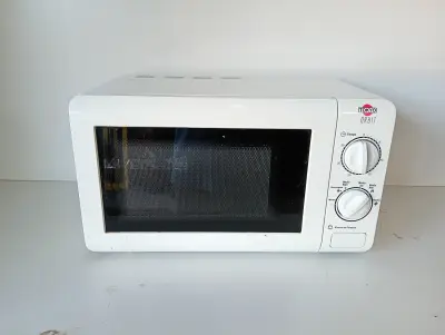 Microondas Marca Tokyo Modelo Edtmtok20mx-N Usado En Buen Estado Acc Panel A Perilla Con Plato De 20 Litros