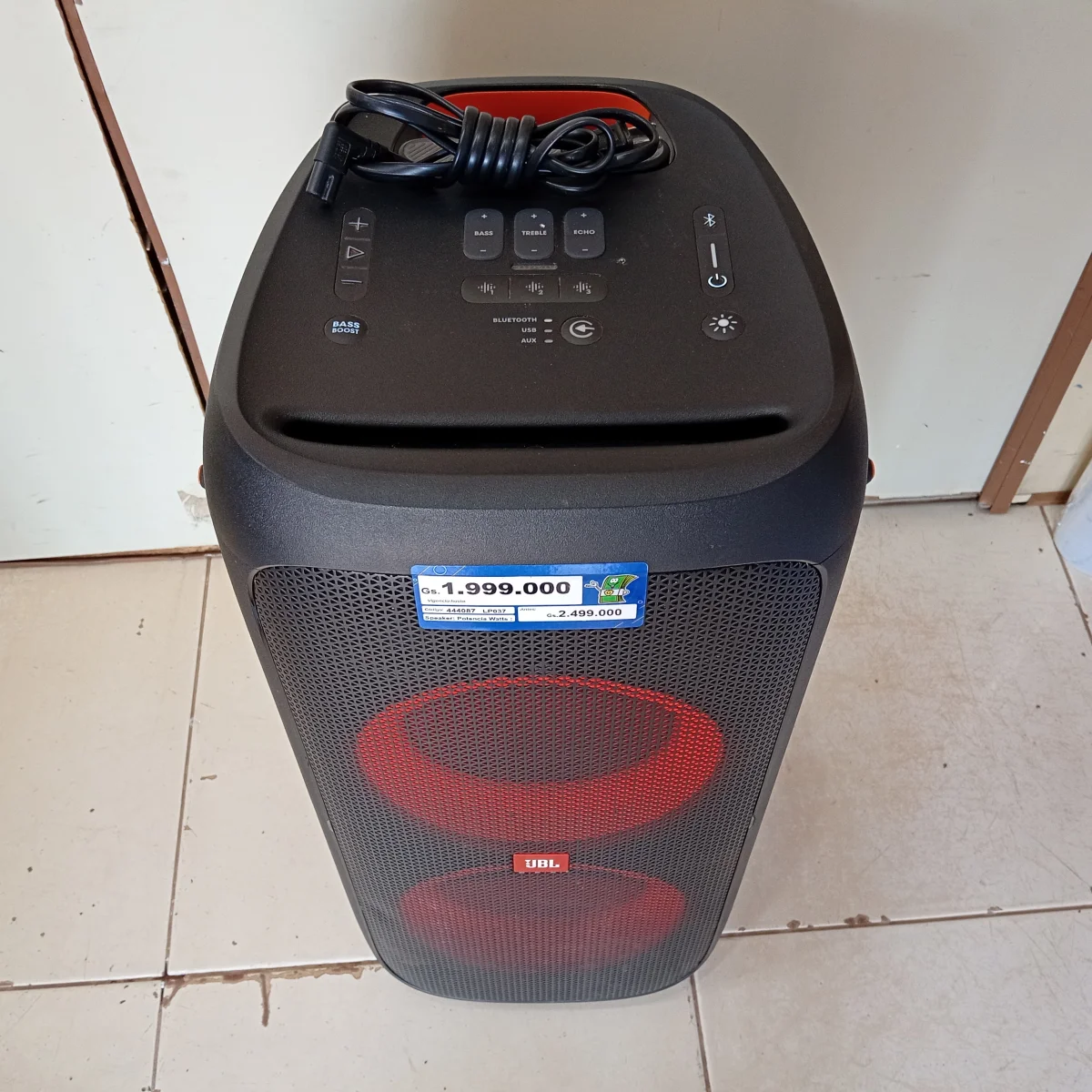 Foto 2 de Speaker Potencia Watts No Visible Marca Jbl Sin Control Modelo Party 310 Usado En Buen Estado Sin Caja Acc C/ Rueditas Y Cable Power