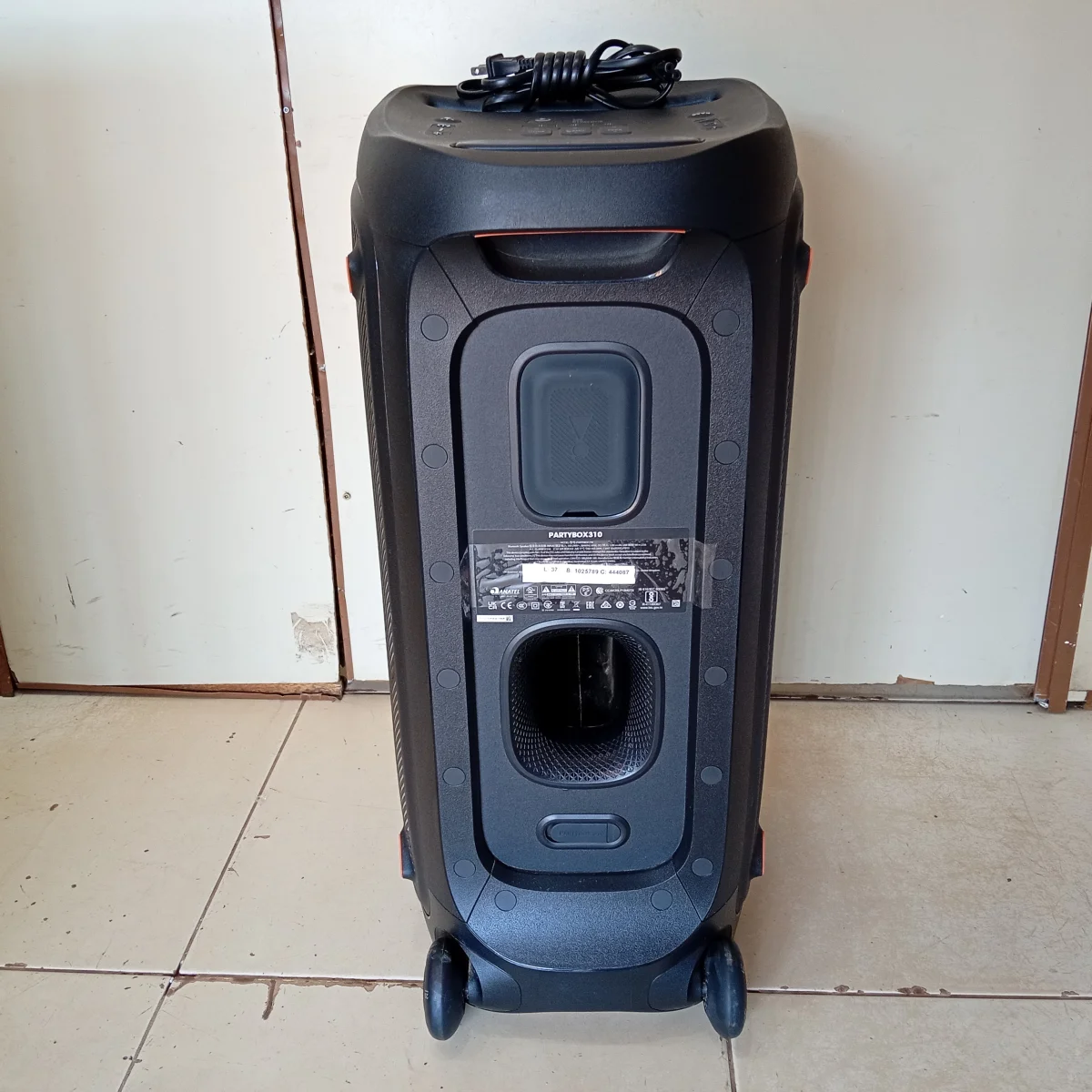 Foto 3 de Speaker Potencia Watts No Visible Marca Jbl Sin Control Modelo Party 310 Usado En Buen Estado Sin Caja Acc C/ Rueditas Y Cable Power
