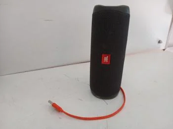 Foto 2 de Speaker Potencia Watts No Tiene Marca Jbl Sin Control Modelo Flip 5 Usado En Buen Estado Con Caja Acc Cable Usb