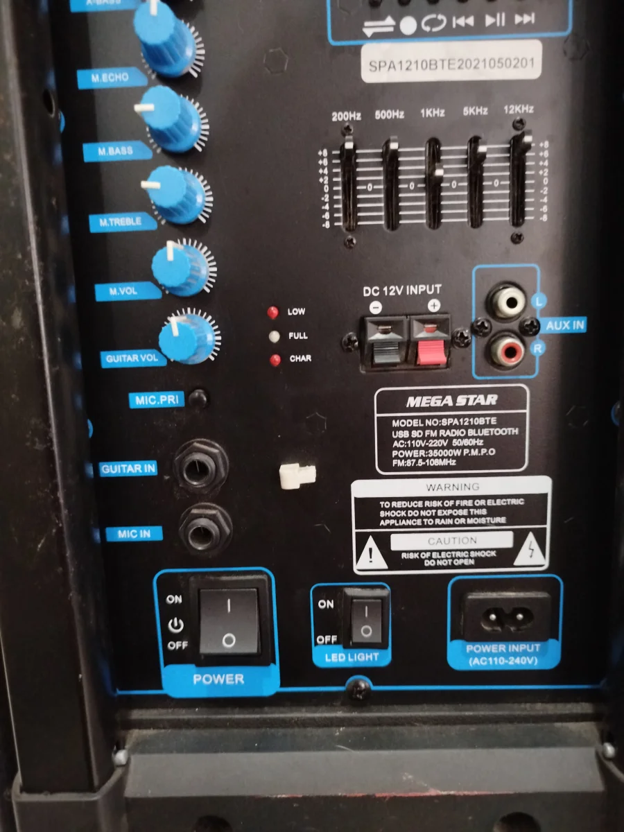 Foto 3 de Caja De Sonido Amplificada Marca Mega Star Modelo Spa1210bte Con Control Usado En Buen Estado Acc Luces2 RuedasManija De Transporte