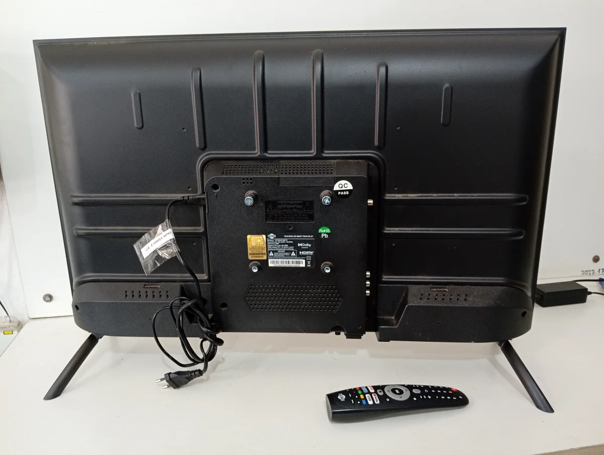 Foto 3 de Televisor Led Smart De 32 '' Marca Tokyo Modelo Tvtokhf32gtv Con Control Usado En Buen Estado Acc Patitas