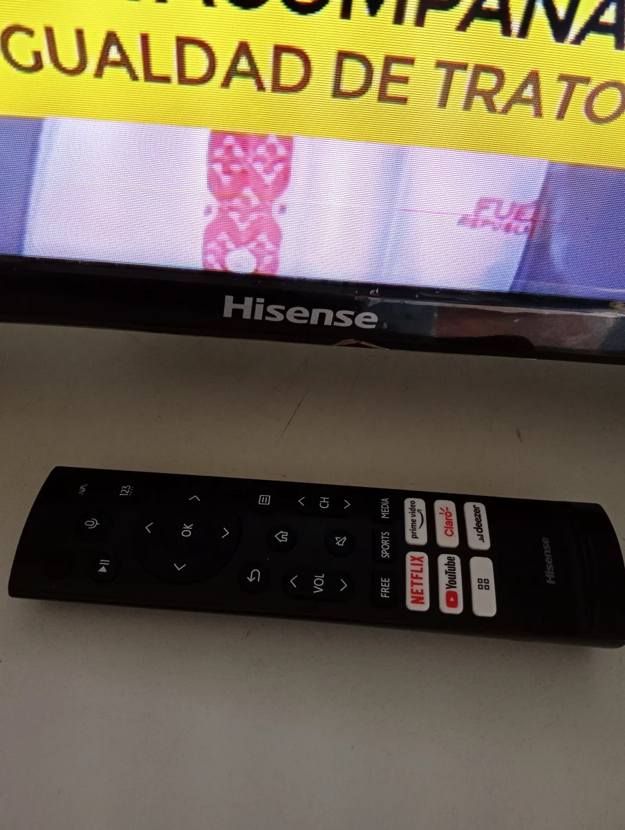 Foto 2 de Televisor Led Smart De 32 '' Marca Hiensese Modelo 32a4h Con Control Usado En Buen Estado Acc Patitas