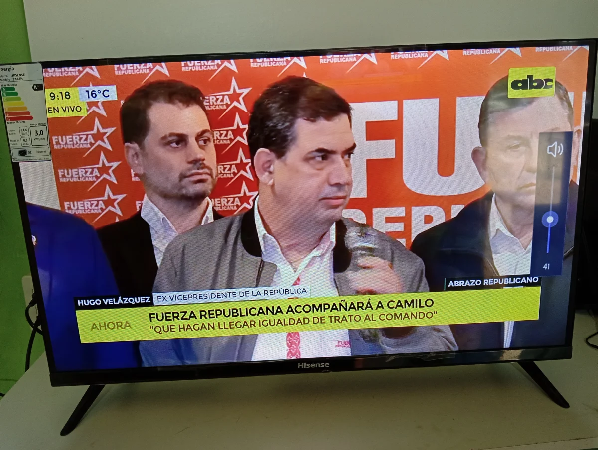 Foto 3 de Televisor Led Smart De 32 '' Marca Hiensese Modelo 32a4h Con Control Usado En Buen Estado Acc Patitas