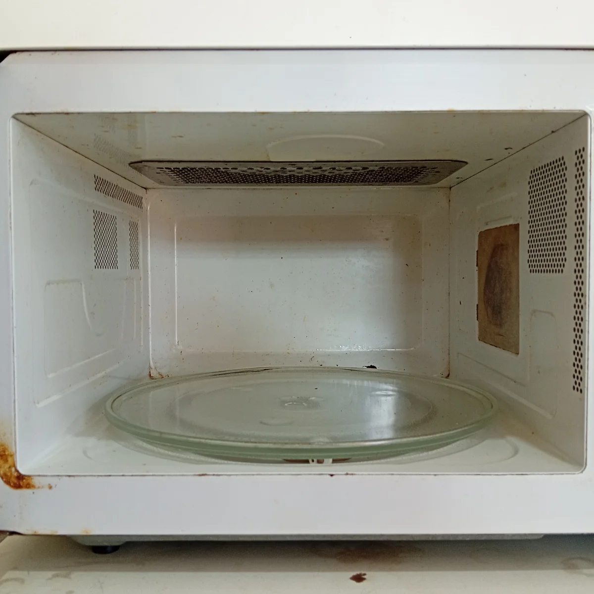 Foto 2 de Microondas Marca Tokyo Modelo Eg8528p-F Usado Con Desgaste Acc Con Plato De Vidrio