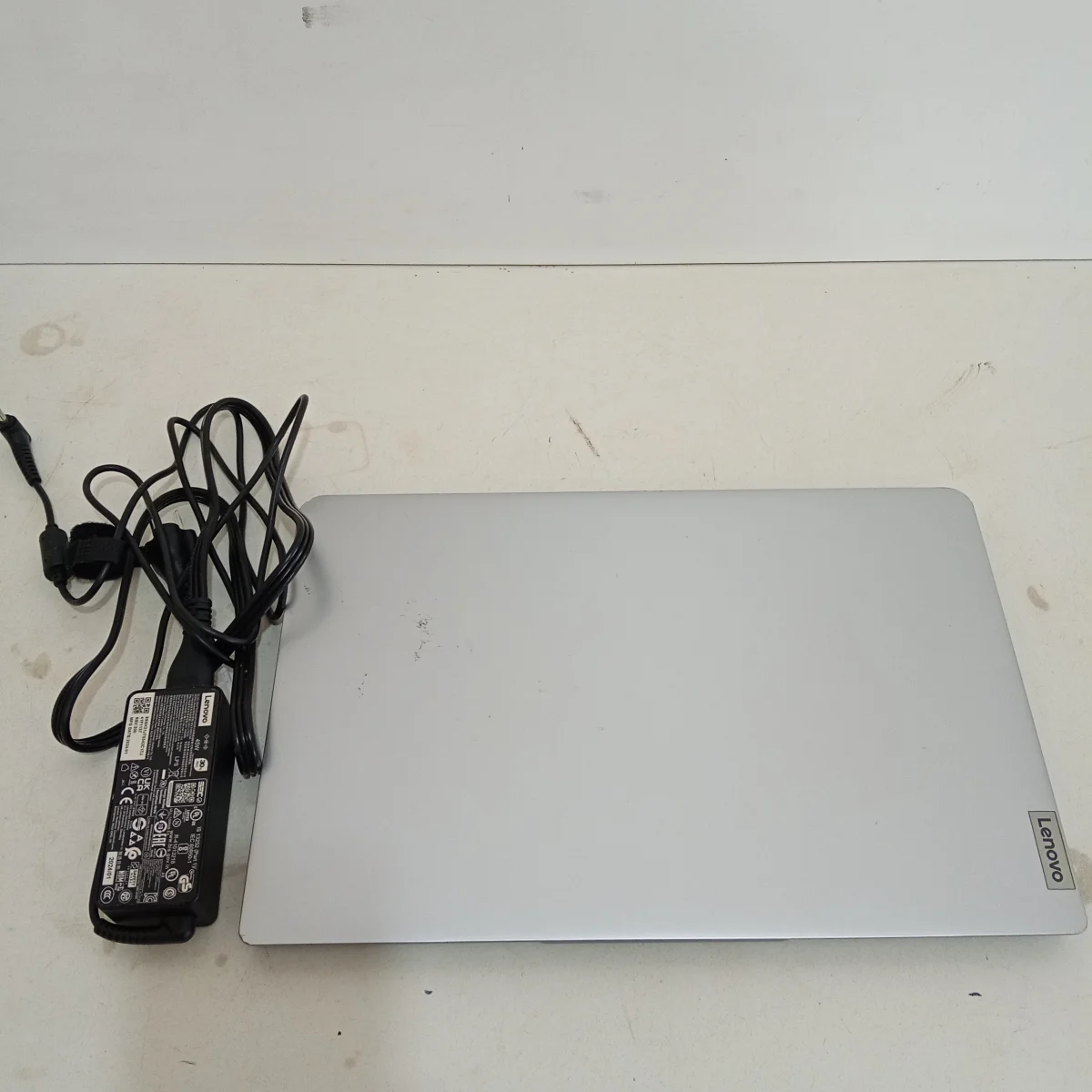 Foto 2 de Notebook Marca Lenovo Modelo 14gl7 Procesador Celeron Memoria Ram 4 Gb Disco Duro 115 Gb Generacion 9 Acc No Tiene