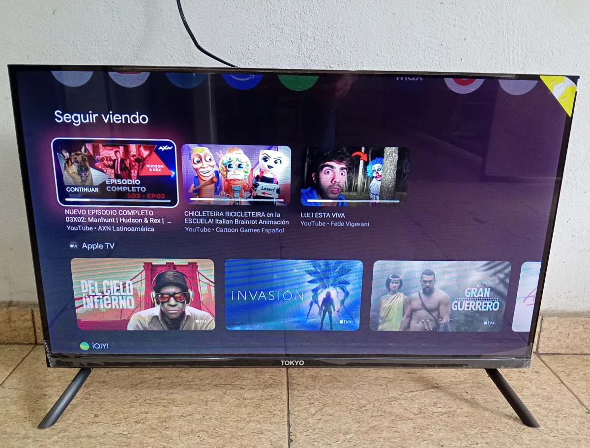 Foto 2 de Televisor Led Smart De 32 '' Marca Tokyo Modelo Tvtokhf32gtv Con Control Usado En Buen Estado Acc Con Patitas