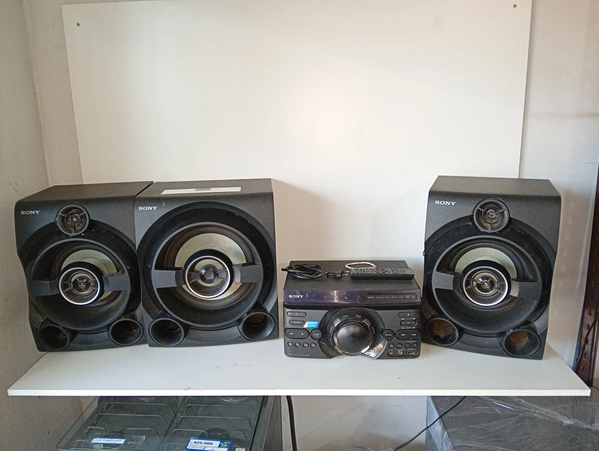 Equipo De Sonido Marca Sony Con Control Modelo Hcd-M80d Usado En Buen Estado Acc Con 2 Parlantes Con 1 Woofer Con Entrada Usb Hdmi Bluetooh Radio Disco Cable Power