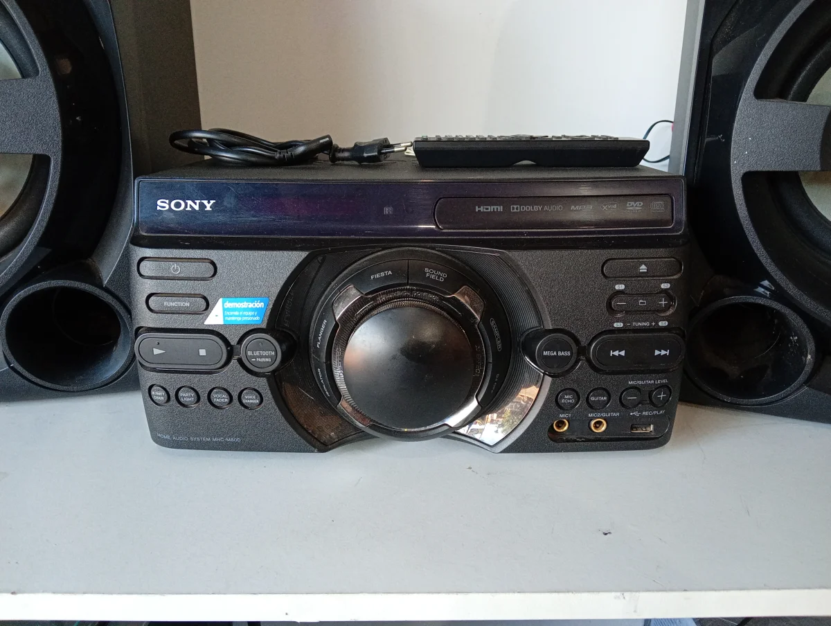 Foto 2 de Equipo De Sonido Marca Sony Con Control Modelo Hcd-M80d Usado En Buen Estado Acc Con 2 Parlantes Con 1 Woofer Con Entrada Usb Hdmi Bluetooh Radio Disco Cable Power