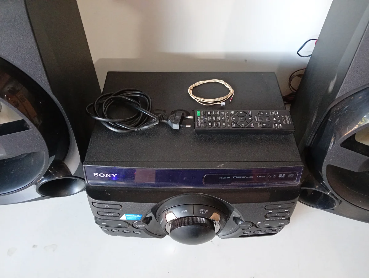 Foto 3 de Equipo De Sonido Marca Sony Con Control Modelo Hcd-M80d Usado En Buen Estado Acc Con 2 Parlantes Con 1 Woofer Con Entrada Usb Hdmi Bluetooh Radio Disco Cable Power