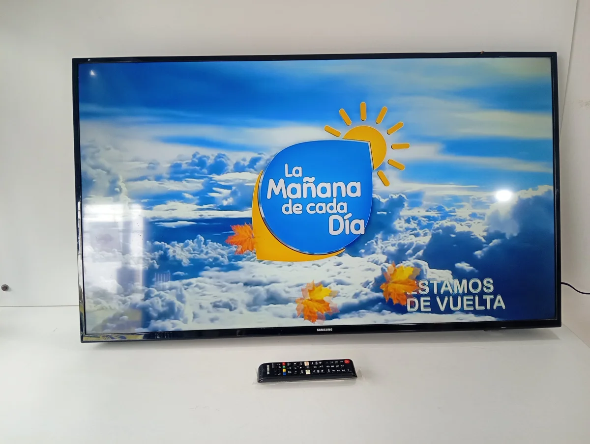 Foto 2 de Televisor Led Smart De 43 '' Marca Samsung Modelo Con Control Usado En Buen Estado Acc No Tiene