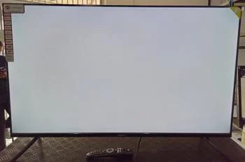 Foto 2 de Televisor Led Smart De 43 '' Marca Tokyo Modelo Tvtokff43gtv Con Control Usado En Buen Estado Acc PatitasLamina Protector De Pantalla