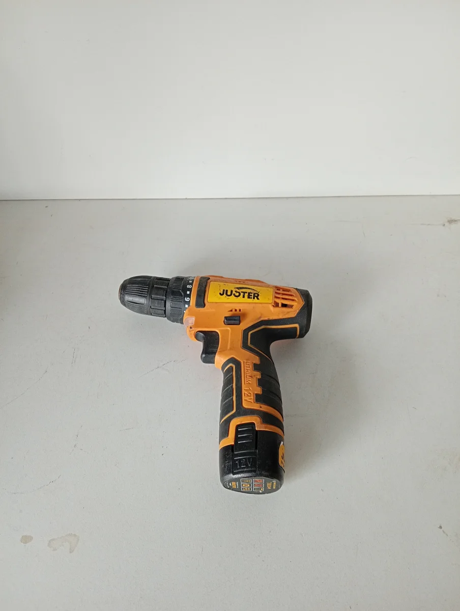Foto 2 de Taladro Marca Juster Modelo J0520 Acc Cargador 1 Bateria