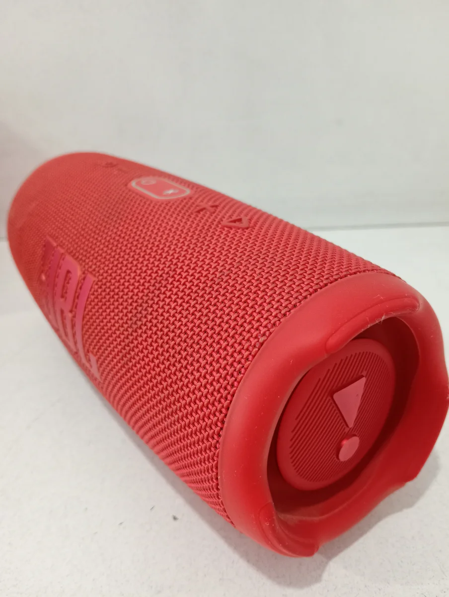 Foto 2 de Speaker Potencia Watts No Tiene Marca Jbl Sin Control Modelo Charge 5 Usado En Buen Estado Con Caja Acc Cable Usb