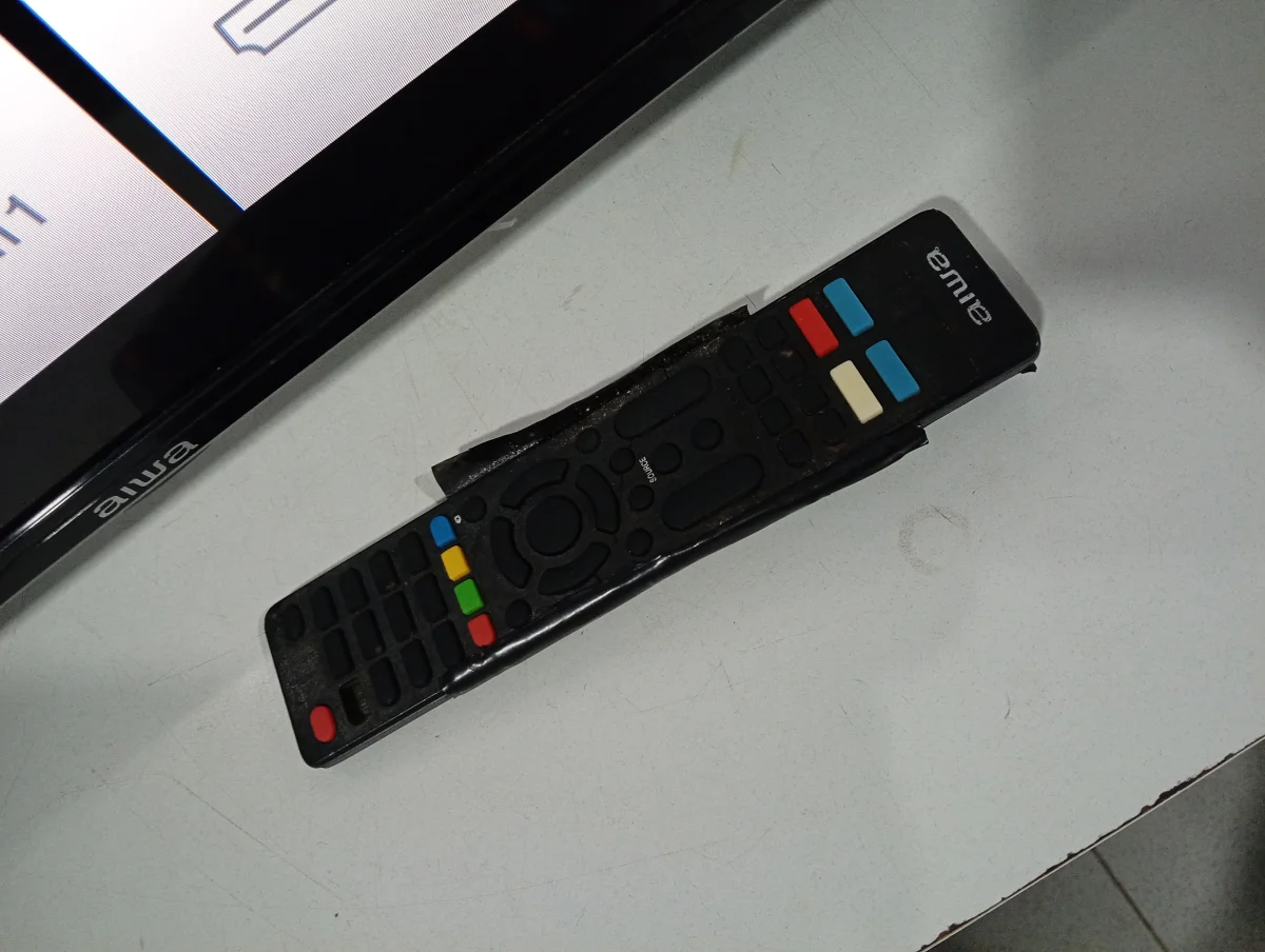 Foto 3 de Televisor Led Convencional De 42 '' Marca Aiwa Modelo Aw42b4sm Usado Con Desgaste Con Control Sin Caja Acc Dos Patitas
