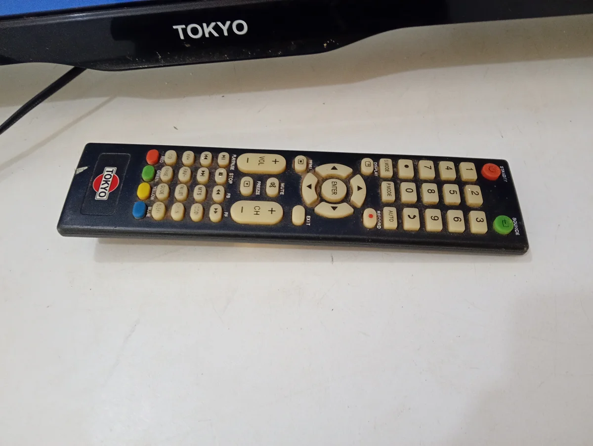 Foto 2 de Televisor Led Convencional De 32 '' Marca Tokyo Modelo Tvtok32ledz16c-N Usado En Buen Estado Con Control Sin Caja Acc Patitas