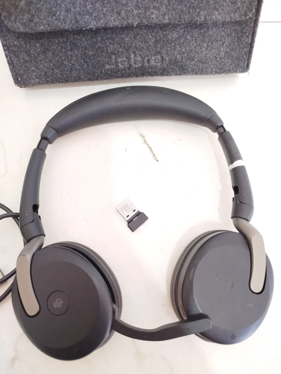 Foto 2 de Auricular Marca Jabra Modelo Evolve 65 Flex Usado En Buen Estado Con Microfono Acc Cable Cargador Tipo CEstuche De TelaUsb