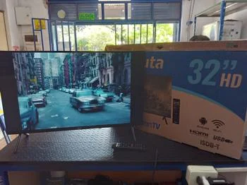 Televisor Led Smart De 32 '' Marca Enxuta Modelo Ledenx1232sdf2ka Con Control Usado En Buen Estado Acc Par De Patitas