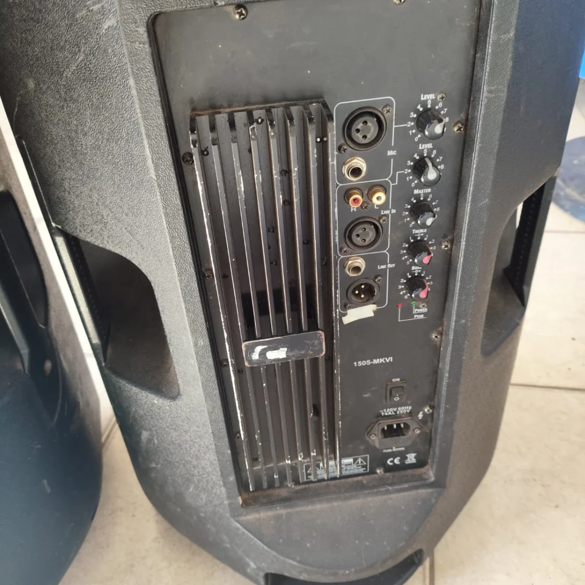 Foto 3 de Caja De Sonido Amplificada Marca Blg Modelo No Tiene Sin Control Usado Con Desgaste Acc Detalle De Fisura Al Costado Cab. Power Con Cable Acoplado
