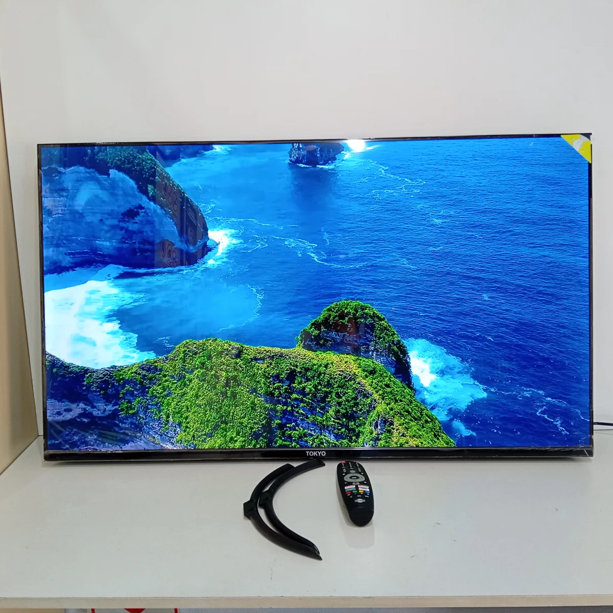 Televisor Led Smart De 43 '' Marca Tokyo Modelo Tvtokff43gtv Con Control Usado En Buen Estado Acc C/ Patitas Y Tornillos