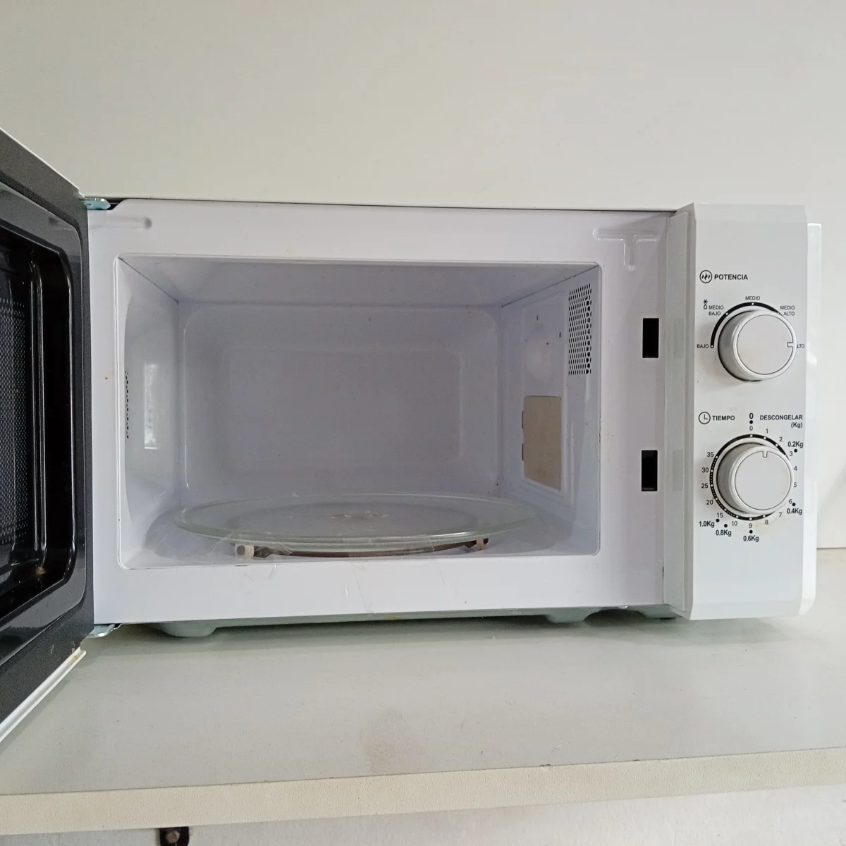 Foto 2 de Microondas Marca Jam Modelo Mb720jay Usado En Buen Estado Acc Con Plato De Vidrio