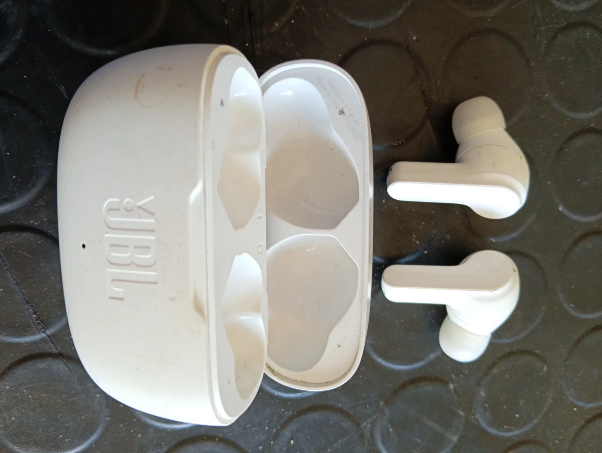 Auricular Marca Jbl Modelo Wave200tvs Usado En Buen Estado Con No Tiene Acc No Tiene