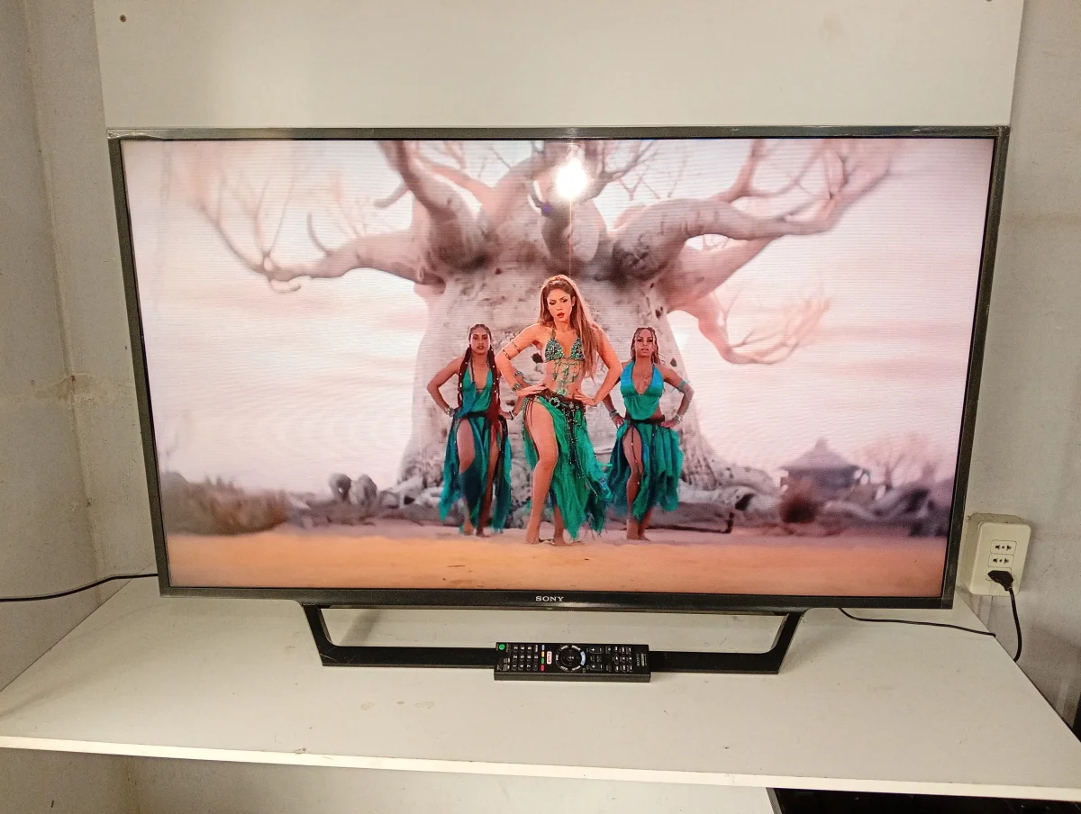 Foto 2 de Televisor Led Smart De 48 '' Marca Sony Modelo Kdl-48w655d Con Control Usado En Buen Estado Acc Transformador Con Cable Power Patita