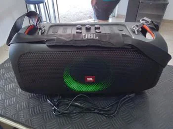 Foto 2 de Caja De Sonido Amplificada Marca Jbl Modelo Partybox On-The-Go Sin Control Usado En Buen Estado Acc Cinta ColganteCable PowerLuz Led