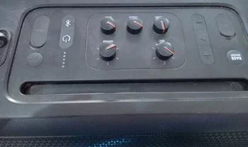 Foto 3 de Caja De Sonido Amplificada Marca Jbl Modelo Partybox On-The-Go Sin Control Usado En Buen Estado Acc Cinta ColganteCable PowerLuz Led