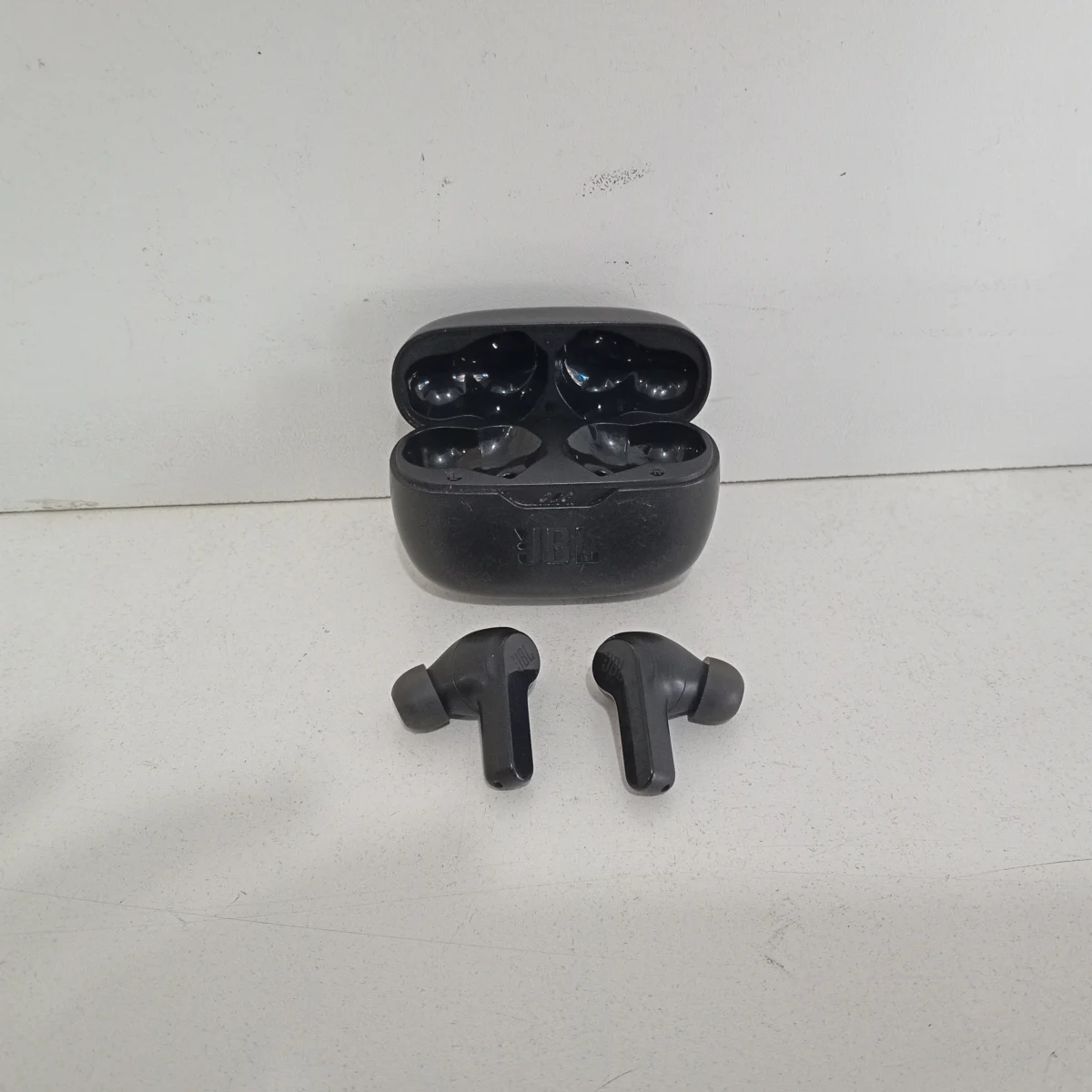 Auricular Marca Jbl Modelo No Visible Usado Con Desgaste Con C/ Estuche Acc Sin Cargador