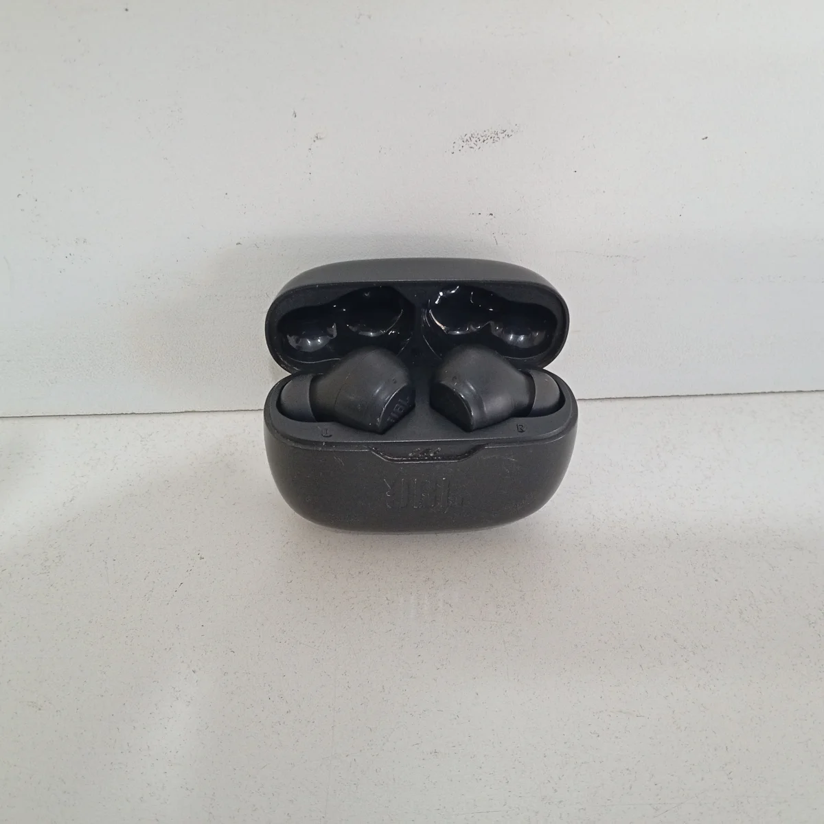 Foto 2 de Auricular Marca Jbl Modelo No Visible Usado Con Desgaste Con C/ Estuche Acc Sin Cargador